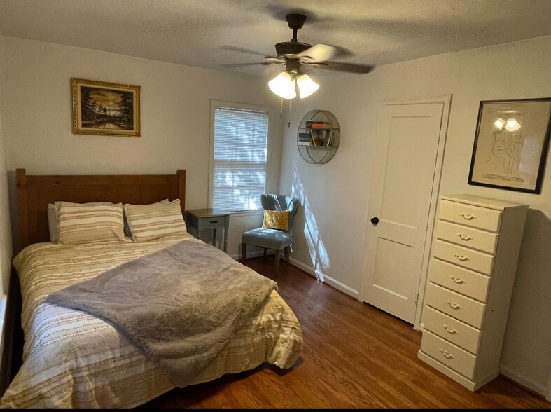 Bedroom 2 (with closet) - 1659 Dresden Dr NE