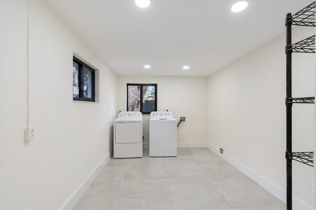 Building Photo - 1341 SW 10th St