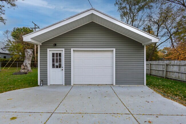 Building Photo - 9156 Elizabeth St