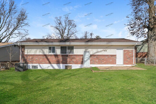 Building Photo - 2404 Burchard Dr