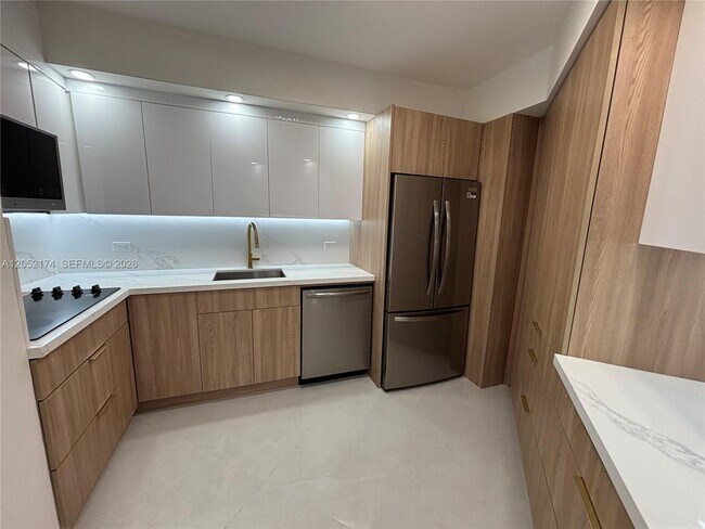 Building Photo - 999 Brickell Bay Dr