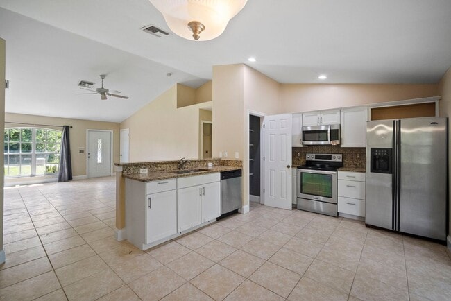 Building Photo - Beautiful 3 bedrooms+ DEN 2 bathrooms sing...