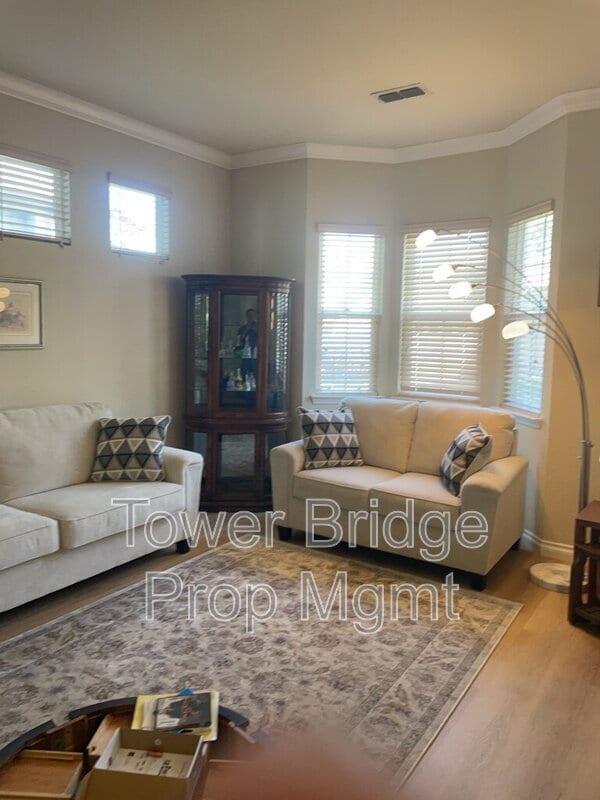 Building Photo - 12040 Gold Pointe Ln
