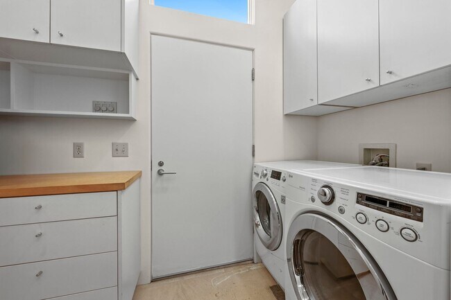 Building Photo - 2700 Barnson Pl