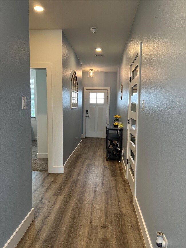 Building Photo - 13107 Clear View Dr