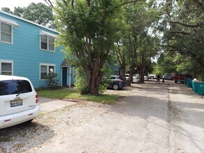 Building Photo - La Marque 6 Unit