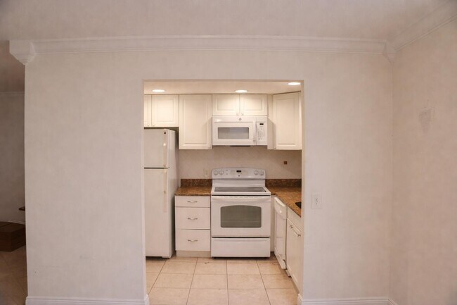 Building Photo - 638 Saxony Pl