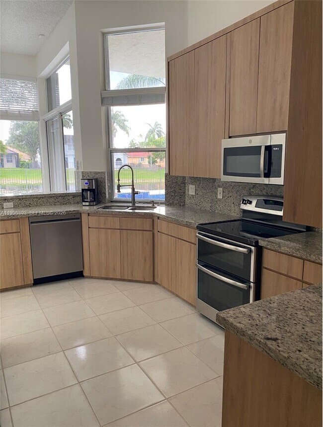 Building Photo - 3066 Lakewood Cir