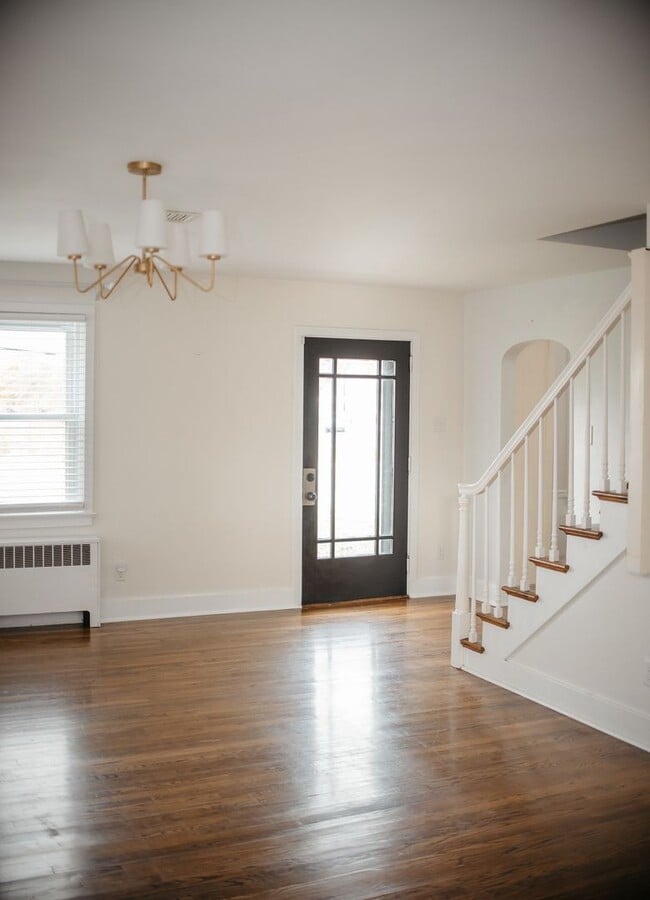 Building Photo - 870 E Main St