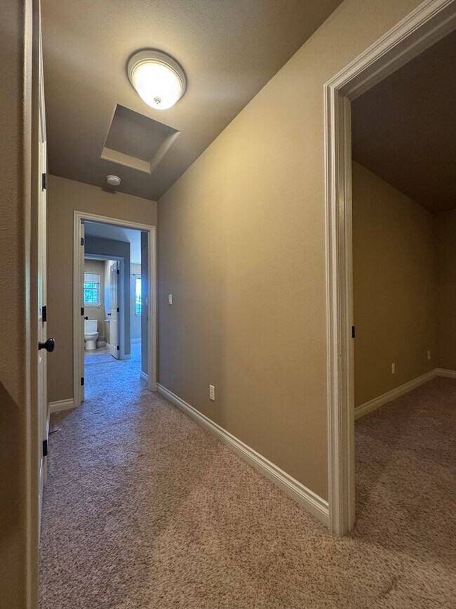 Building Photo - 605 Tamarack St
