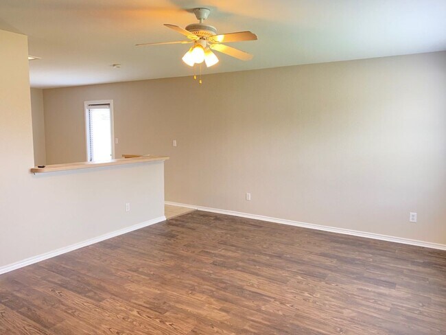 Building Photo - New Braunfels 3 Bedroom Single Story Duplex Available NOW!
