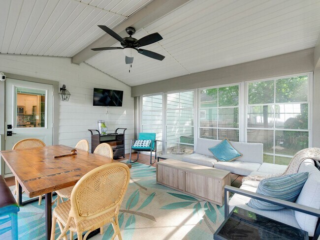 Building Photo - Updated and well appointed home in the his...