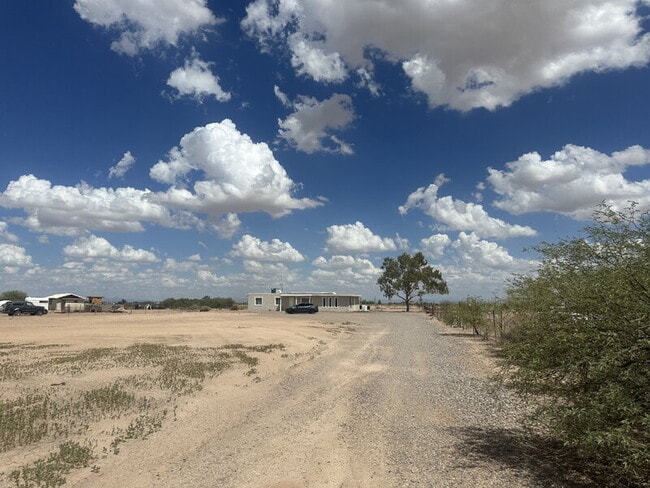 Building Photo - 5431 N Lakeshore Dr