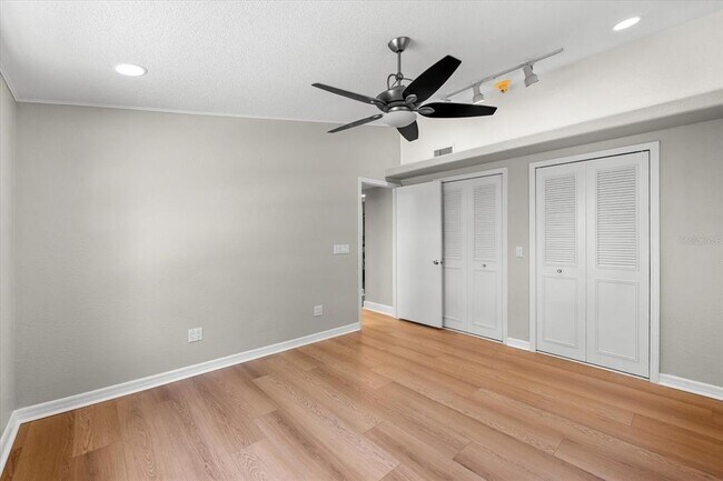 Building Photo - 2257 Lake Dr