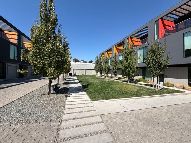 Building Photo - 2419 Binnen Ln