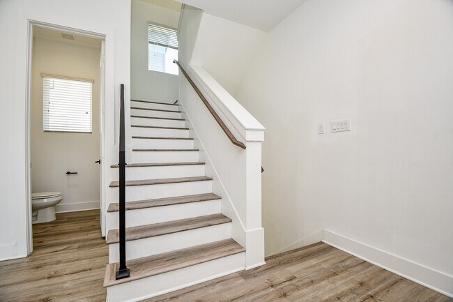 Building Photo - 2404 Hadley St