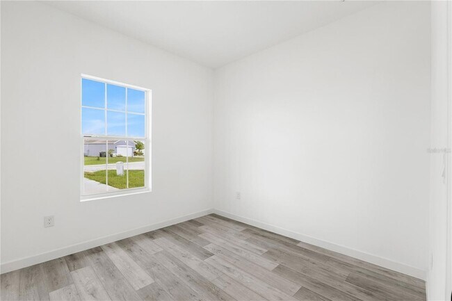 Building Photo - 716 Desmoines Dr