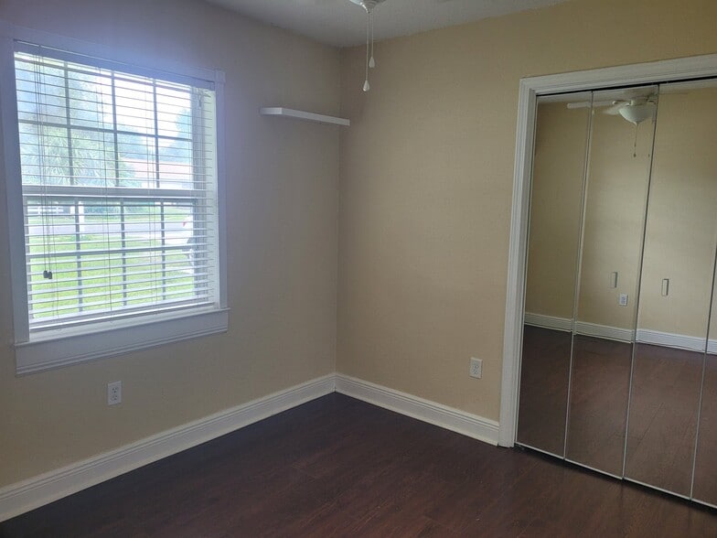 Building Photo - 632 Mayflower Ave