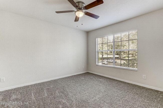 Building Photo - 13700 Richmond Park Dr N