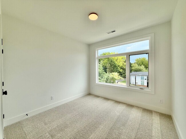 Building Photo - Luxurious New Construction 4BD, 4BA Downto...