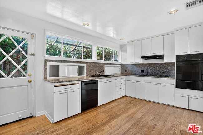 Building Photo - 2042 Linda Flora Dr