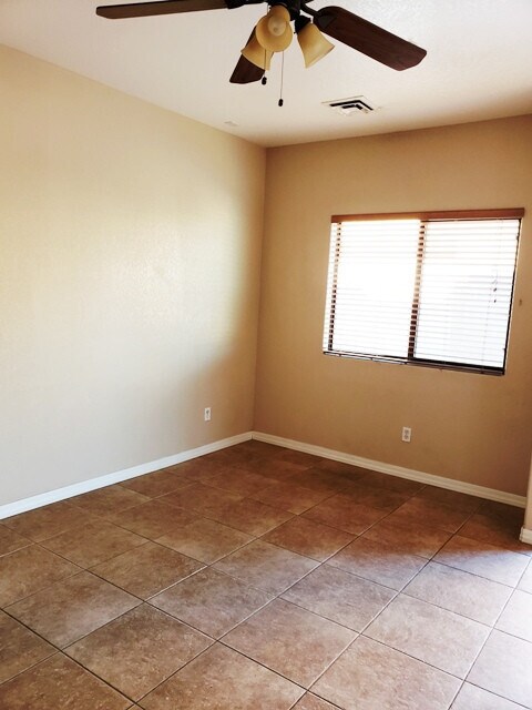 Building Photo - *PENDING APP* Townhome, single story