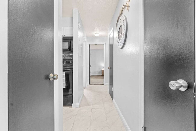 Building Photo - Chic & Cozy 2-Bed, 2-Bath Condo Retreat in Heart of Tampa