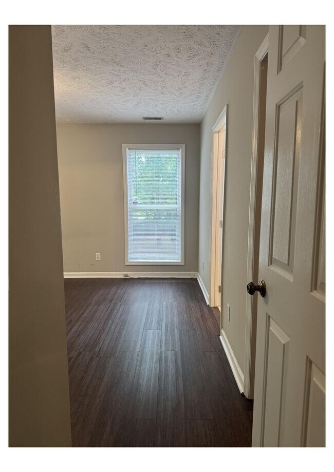Building Photo - Spacious 2-Bedroom, 2-Bathroom Apartment in Fayetteville