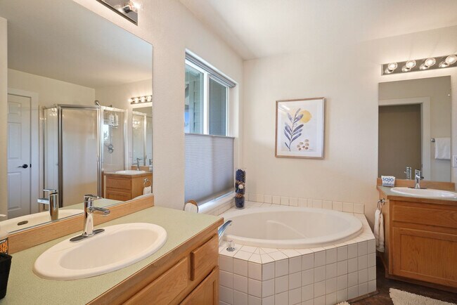 Building Photo - 1084 Golden Pheasant Dr