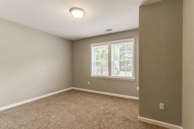 Building Photo - 567 Ashburton Ave