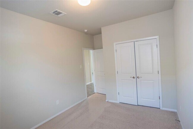 Building Photo - 204 Rollingwood Dr