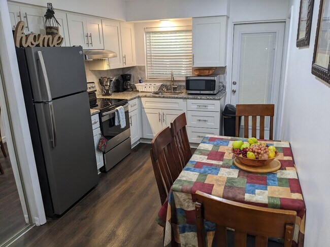 Building Photo - 2 Bed / 1 Bath Cozy Downtown Duplex Apartment