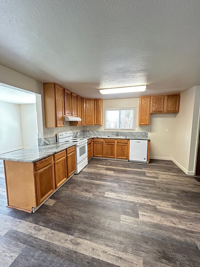 Building Photo - 3 Bed, 2.5 Bathroom Apartment