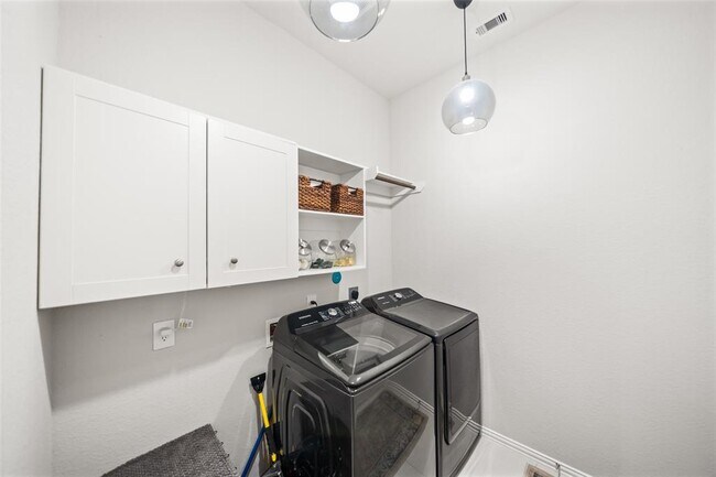 Building Photo - 531 Carina Gaze Dr
