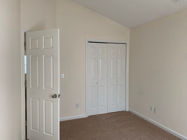 Building Photo - 3 BEDROOM SINGLE FAMILY HOME-2 1/2 bath~2 car garage~ fenced back yard~Gas fireplace