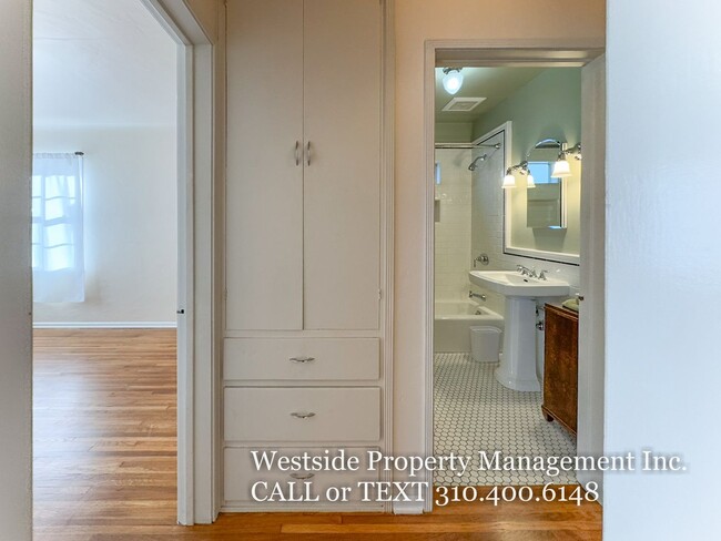 Building Photo - Charming Westside 2+2 Highly  Desirable Ma...