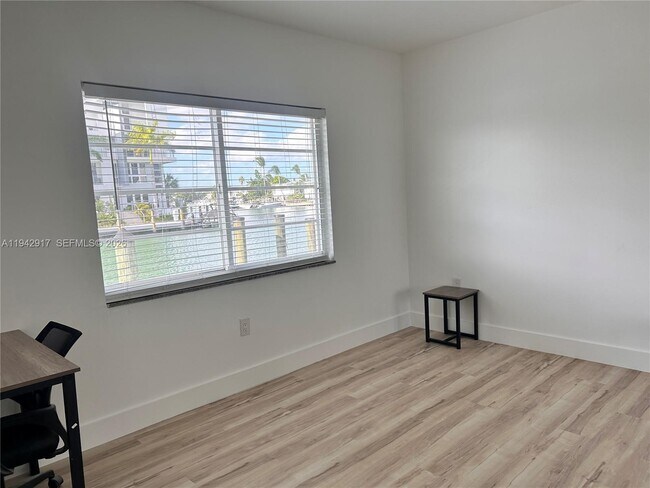 Building Photo - 7207 Bay Dr