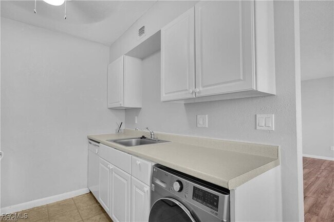 Building Photo - 4617 Bayshore Dr