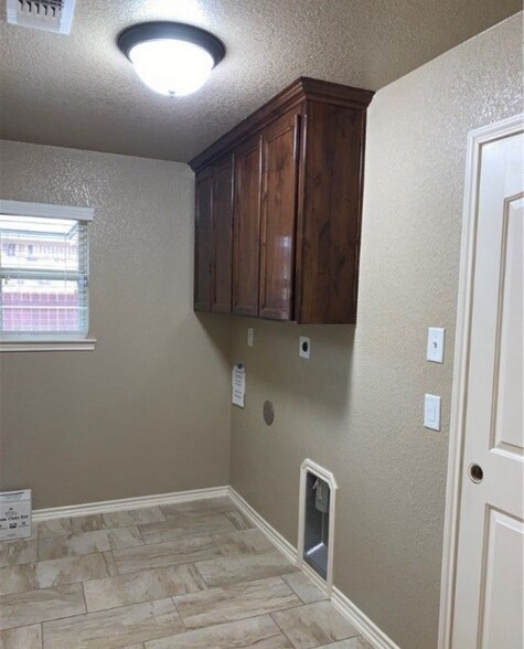 Building Photo - 2038 Rustling Oaks Dr