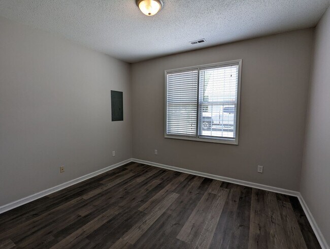 Building Photo - 706 Sykes St