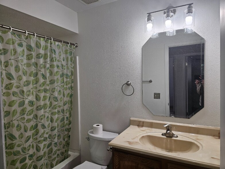 Building Photo - 2046 S Newark Way