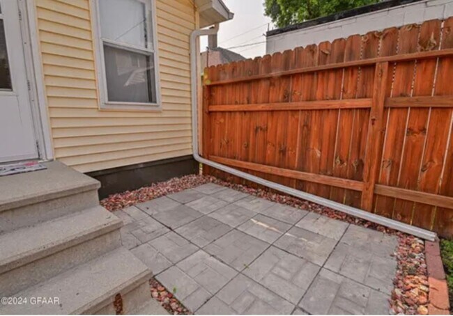 Building Photo - Adorable Single Family Home - 3 bedroom/1 bathroom!