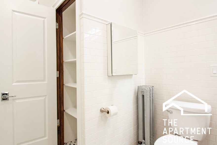 Building Photo - 652 W Buckingham Pl