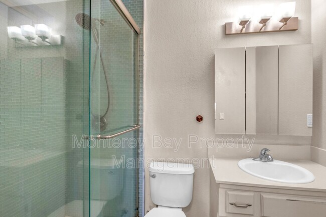 Building Photo - 1446 Skyview Dr