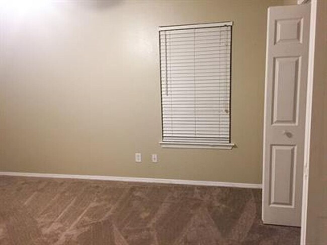Building Photo - Spacious duplex in Fayetteville!
