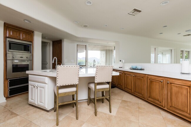 Building Photo - 7421 N Las Brisas Ln