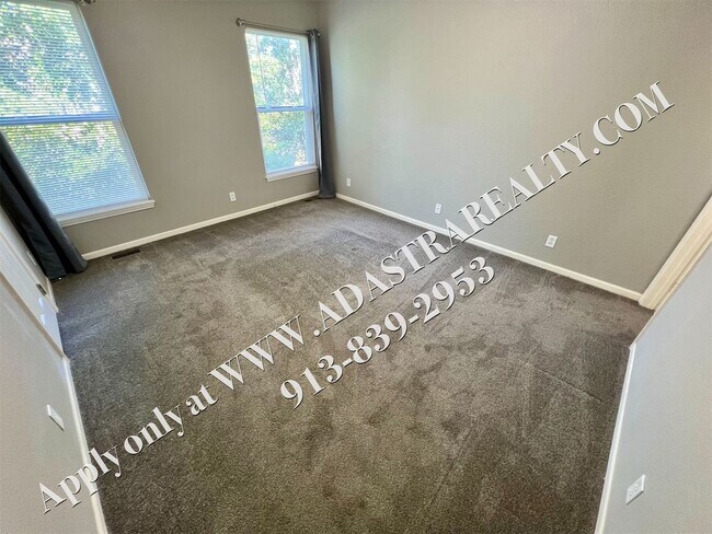 Building Photo - Beautiful 4 Bed Townhome in Gardner-Coming...