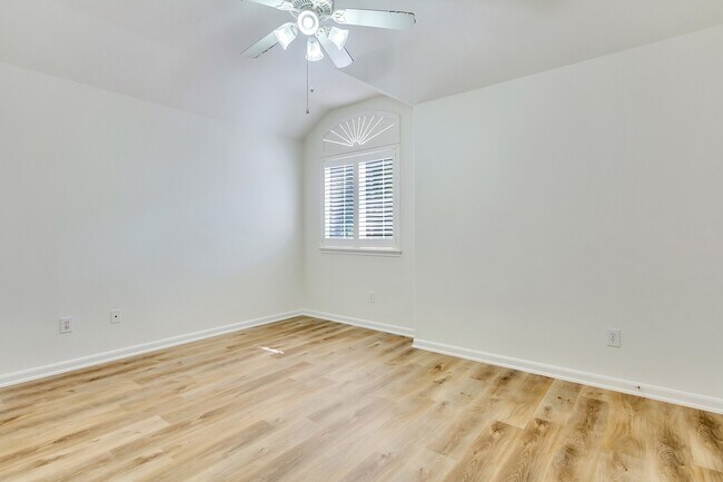 Building Photo - 22 N Queenscliff Cir