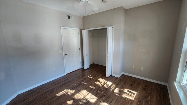 Building Photo - 4122 Central Sarasota Pkwy