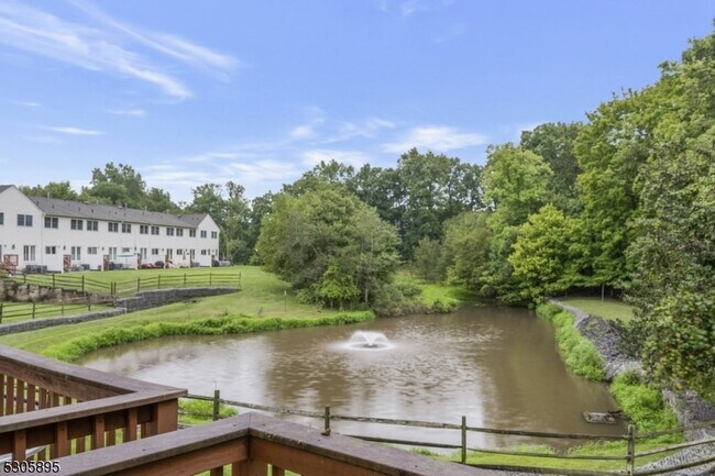 Building Photo - 5 Hidden Pond Ct